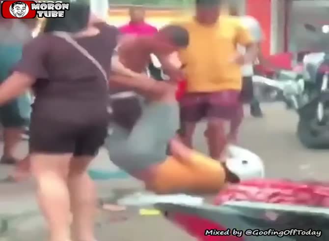 Video :When an off-duty police officer gets attacked, he transforms his attacker into a lady